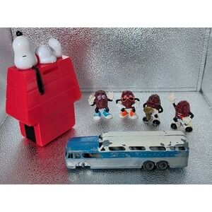 1966 Peanuts Snoopy Doghouse Red Coin Bank 4 California Raisins‎ & Greyhound Bus